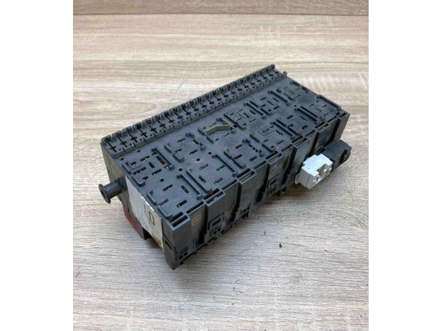 Блок предохранителей 357937039   Volkswagen Transporter - Caravelle T4    