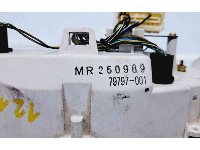 Дисплей    MR250969   Mitsubishi L200