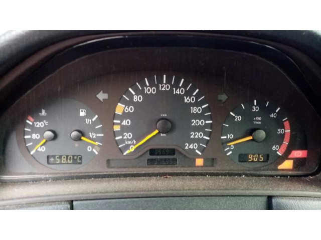 Přístrojová deska  Mercedes-Benz E W210 2005   