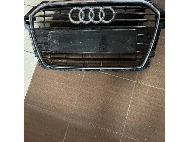 Верхняя решётка Audi A1 2010-2018 года 8XA853651      