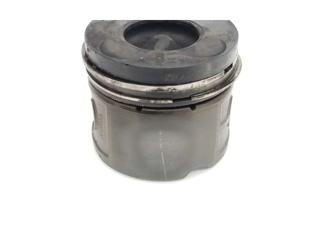 Píst 11252247502   BMW 3 E46  pro naftový motor 2.0  