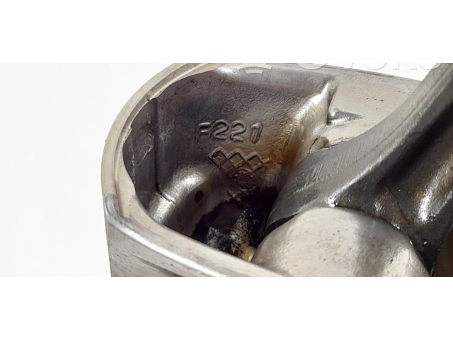  Поршень M 272.967 2730300620, 2730300820  Mercedes-Benz R W251  