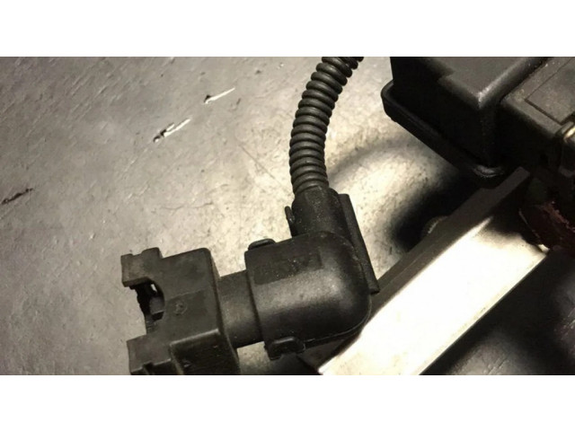 Vstřikovací lišta 7541453   BMW 5 E60 E61  pro benzínový motor 2.2  