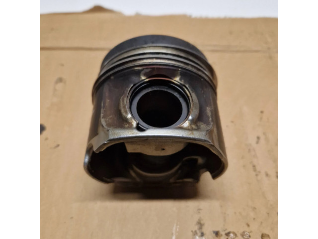 Píst 7812585   BMW 5 F10 F11  pro naftový motor 3.0 N57D30B Diesel straight 6