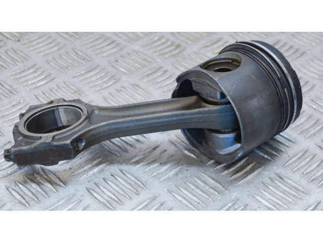 Píst    BMW 5 E39  pro naftový motor 2.5 M57 D25 (256D1) 