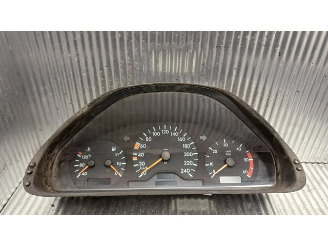 Přístrojová deska  Mercedes-Benz E W210 2001 2105401448, 84570338  