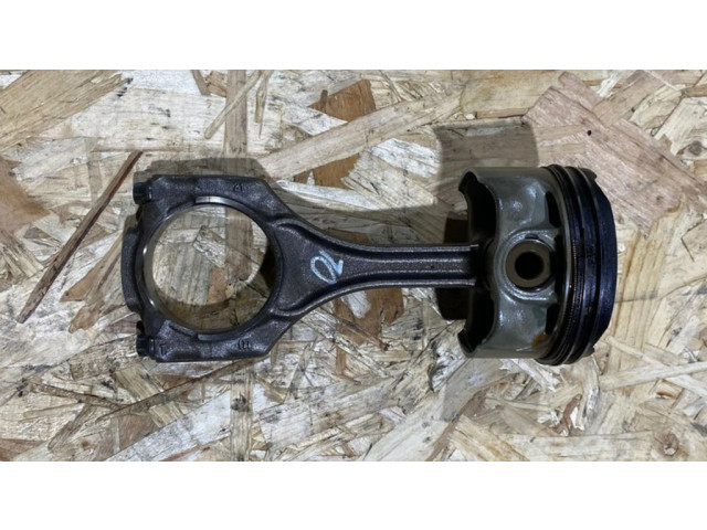 Píst 784323704, 111213690   BMW 5 F10 F11  pro benzínový motor 4.4  