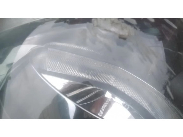 Přední světlo pravé T25, XENON200609   Toyota Avensis T250 2003