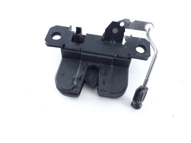 Замок багажника 2K0827505F    Volkswagen Caddy 2004 - 2010 года