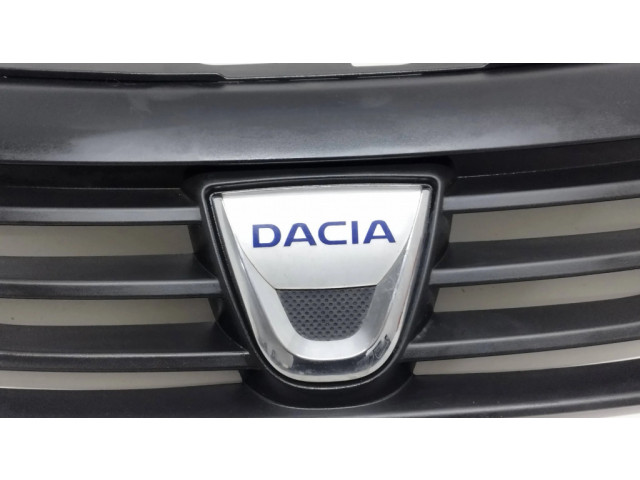 Верхняя решётка Dacia Sandero  8200735104      