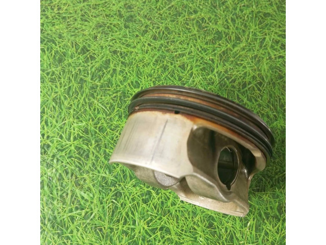 Píst 92L93, 7840920   BMW M5  pro benzínový motor 5.0 S85 B50AA 