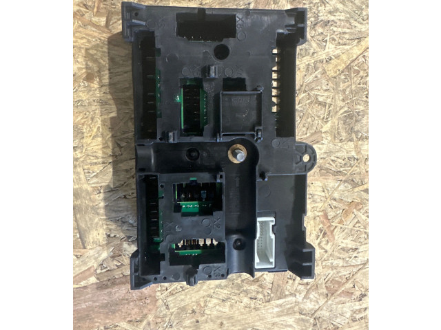 Блок предохранителей 6837092   BMW 5 G30 G31    