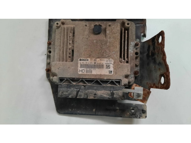 Блок управления двигателя 55566279   Opel Zafira B