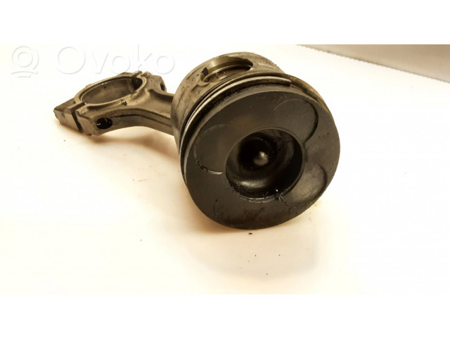 Píst    BMW 5 E39  pro naftový motor 3.0  