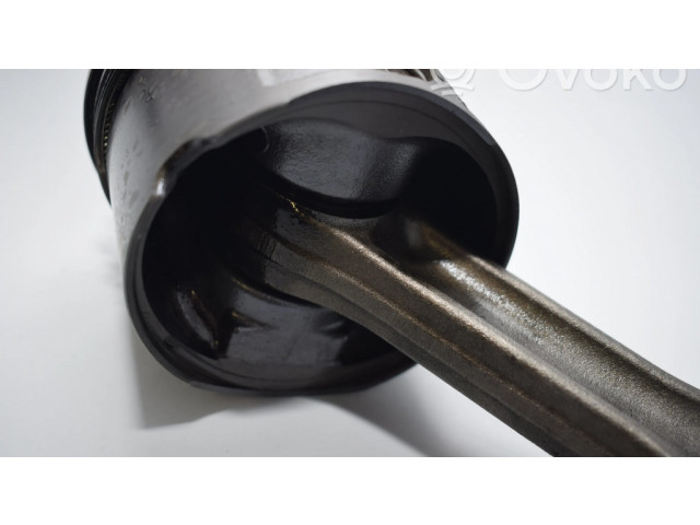 Píst    BMW 5 E39  pro naftový motor 2.9 M57 D30 (306D1) 