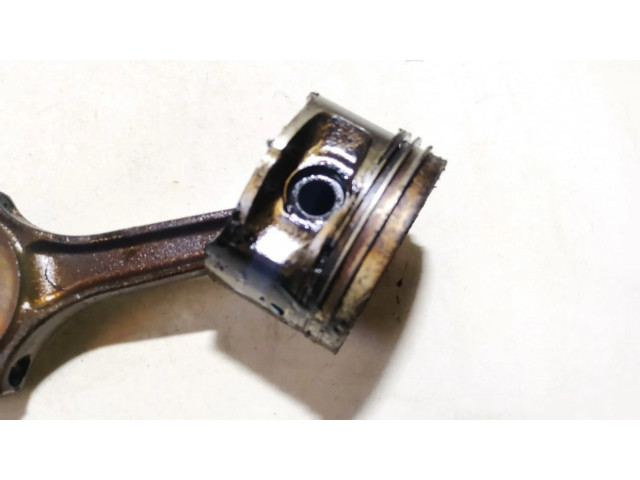Píst    Alfa Romeo 156  pro benzínový motor 2.0  