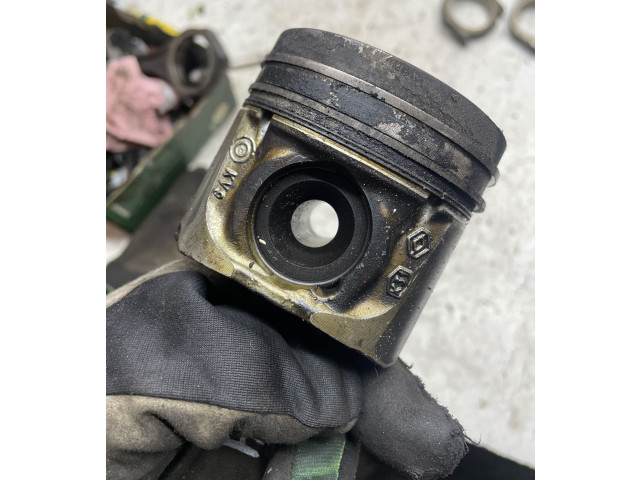  Поршень с шатуном V9X 120030177E  Nissan Navara D40  