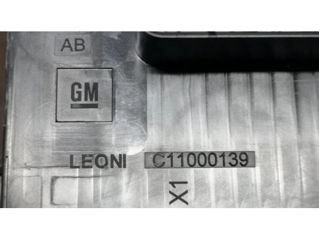   Pojistková skříňka 13318785, 1110035AB   Opel Astra  2011