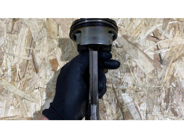 Píst 7843123704, 111213676   BMW 5 F10 F11  pro benzínový motor 4.4  
