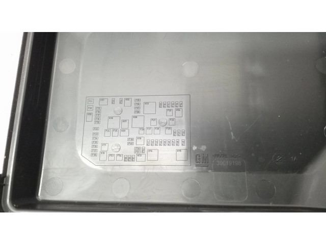 Блок предохранителей  39040852   Opel Astra K    