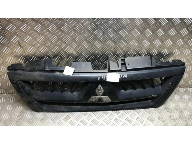 Передняя решётка Mitsubishi Pajero 2003-2006 года mn117713      