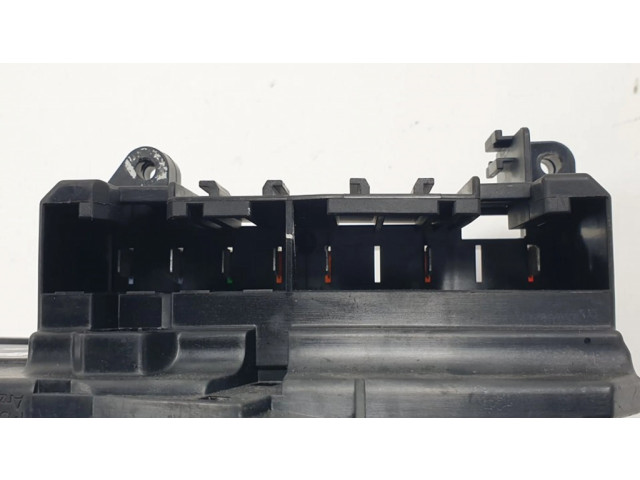 Блок предохранителей 6114695733001   BMW 6 E63 E64    