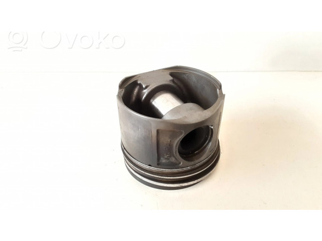 Píst    BMW 3 E90 E91  pro naftový motor 2.0  