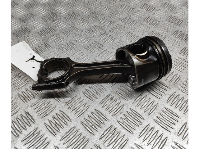 Píst 31339996, 31401216   Volvo V60    D 5204 T2 