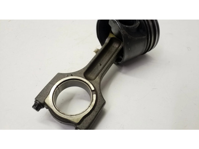 Píst    BMW 7 E65 E66  pro naftový motor 3.0  