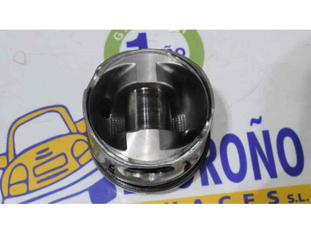 Píst 7701479102   Renault Trafic I  pro naftový motor 2.0  