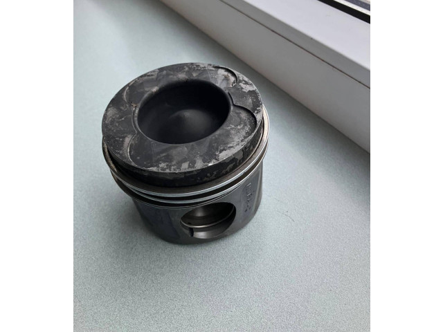 Píst A6420305517, A6420302218   Mercedes-Benz E W212    OM642.850 