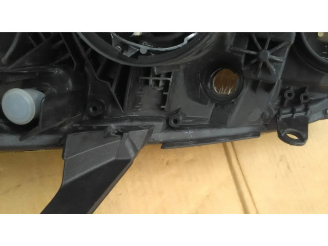Přední světlo pravé T25, XENON200609   Toyota Avensis T250 2003