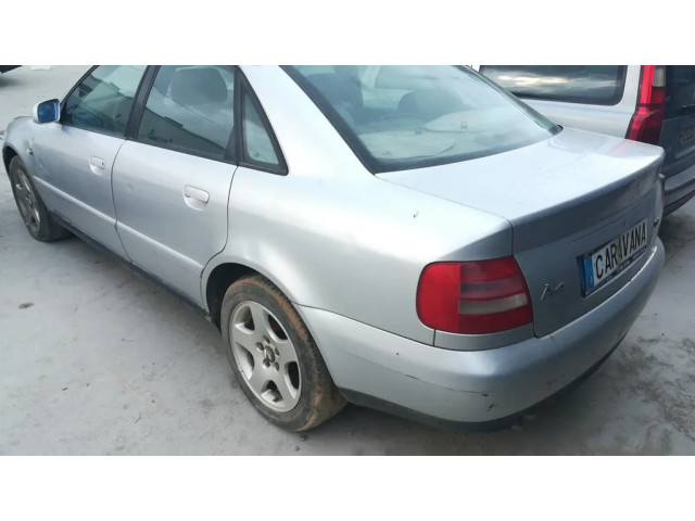Vstřikovač 038130073F   Audi A4 S4 B5 8D  pro benzínový motor 2.8 AJM 
