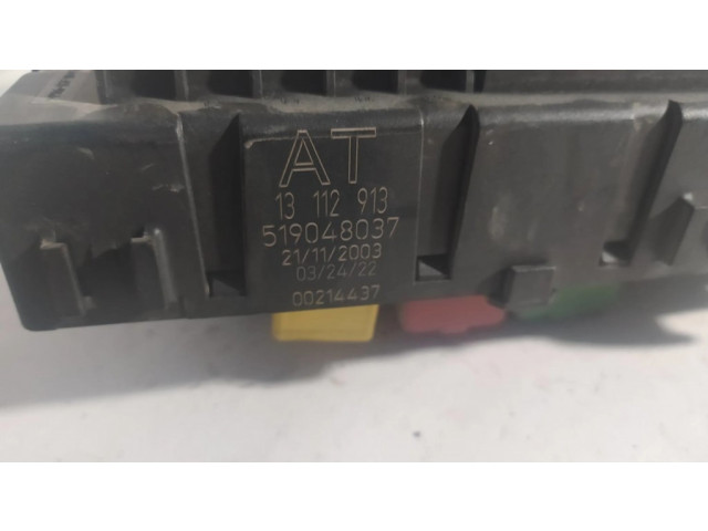 Блок предохранителей  13112913, 00214437   Opel Vectra C    