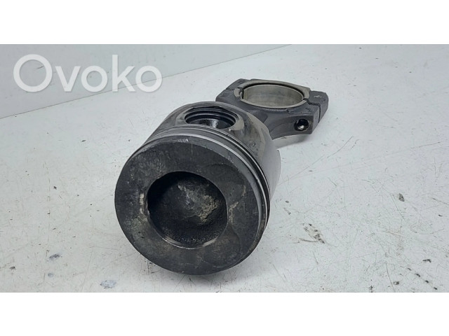Píst    BMW 7 E65 E66  pro naftový motor 3.0  