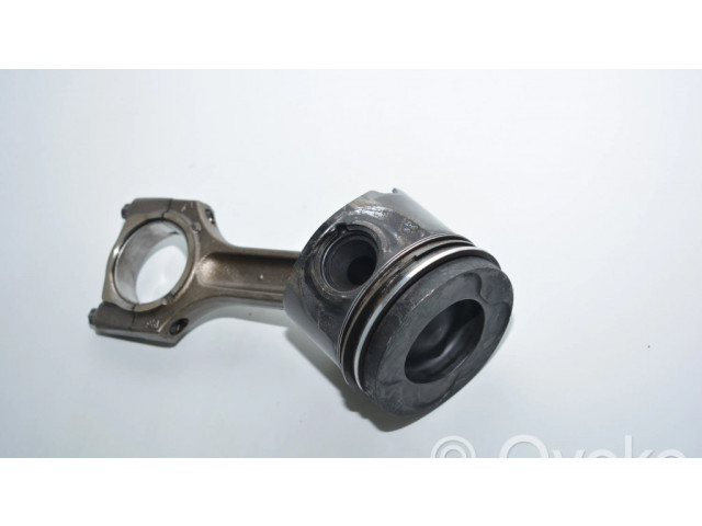 Píst    BMW 7 E65 E66  pro naftový motor 3.0 M57S 