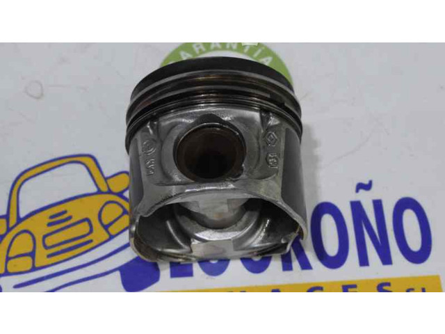 Píst 7701479102   Renault Trafic I  pro naftový motor 2.0  