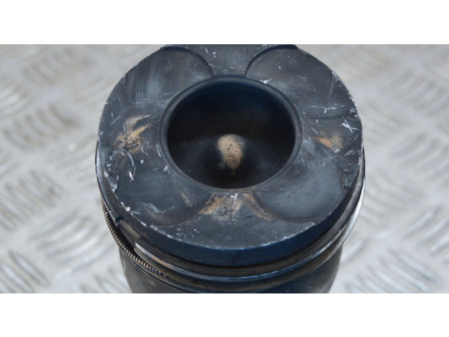 Píst    BMW 5 E39  pro naftový motor 2.5 M57 D25 (256D1) 