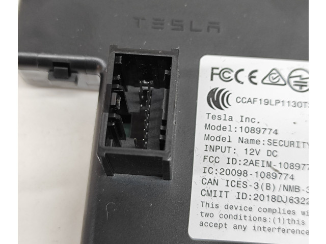 Блок управления центрального замка 110024100J    Tesla Model Y