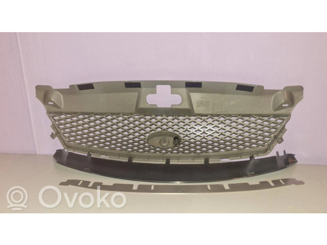 Верхняя решётка Ford Mondeo Mk III 2000-2007 года 1S7X8A133AK      