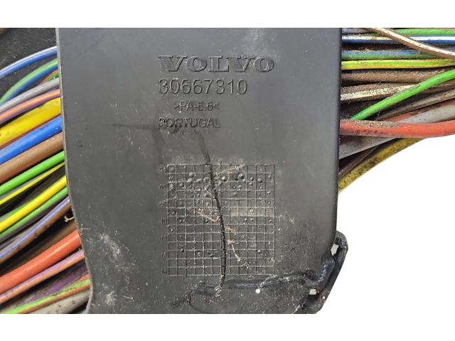   Pojistková skříňka AV6T14A067AD   Volvo V40 2015
