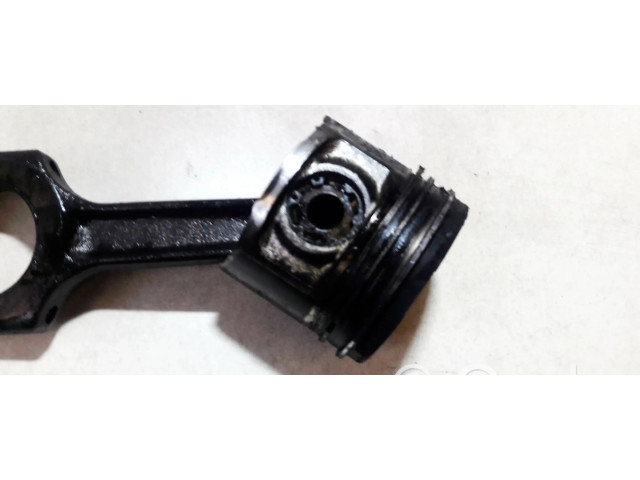 Píst    Alfa Romeo 156  pro naftový motor 2.4  