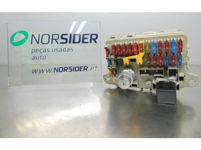 Блок предохранителей YWC104500, 52010268D   Rover 25    