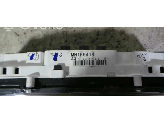 Přístrojová deska  Mitsubishi Montero 2002 MR320367  