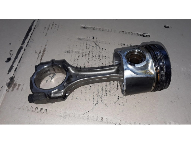 Píst 82L73, M081   Toyota Avensis T220  pro naftový motor 2.0  