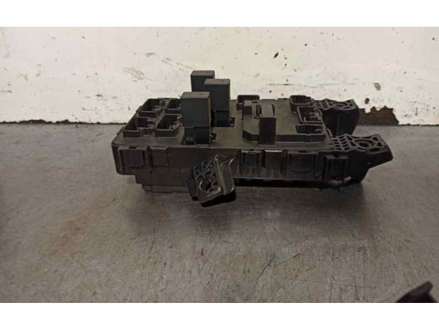Pojistková skříňka Řídící jednotka BSM 8273005010, 05810530   Toyota Avensis T220 2000