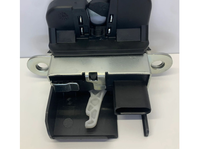 Замок багажника 5M0827505E, 5M0827505B    Volkswagen Tiguan 2007 - 2016 года