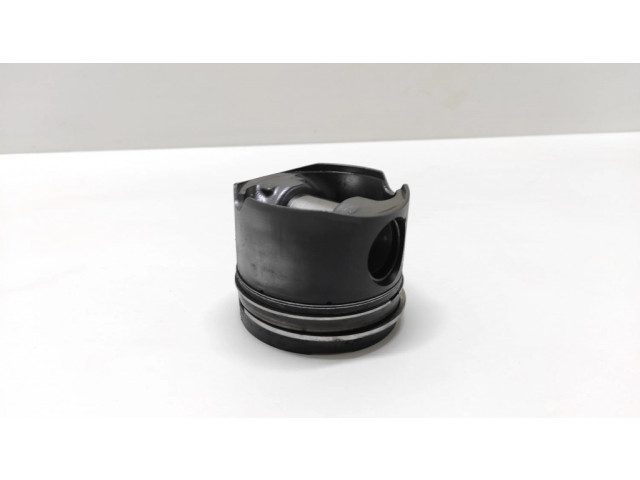 Píst    BMW 7 E65 E66  pro naftový motor 4.5 M67n 