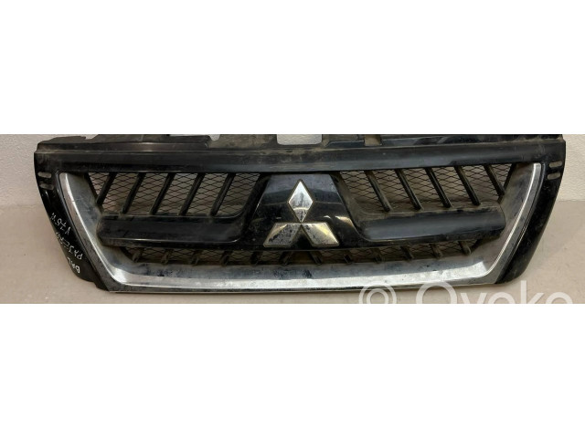 Передняя решётка Mitsubishi Pajero 2003-2006 года MN117713      