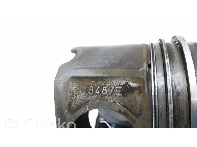 Píst 8487E   BMW 3 E90 E91  pro naftový motor 2.0  
